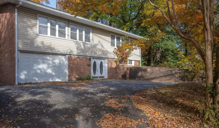 5715 MASSACHUSETTS, Bethesda, MD 20816 - 4 Beds, 5 Bath