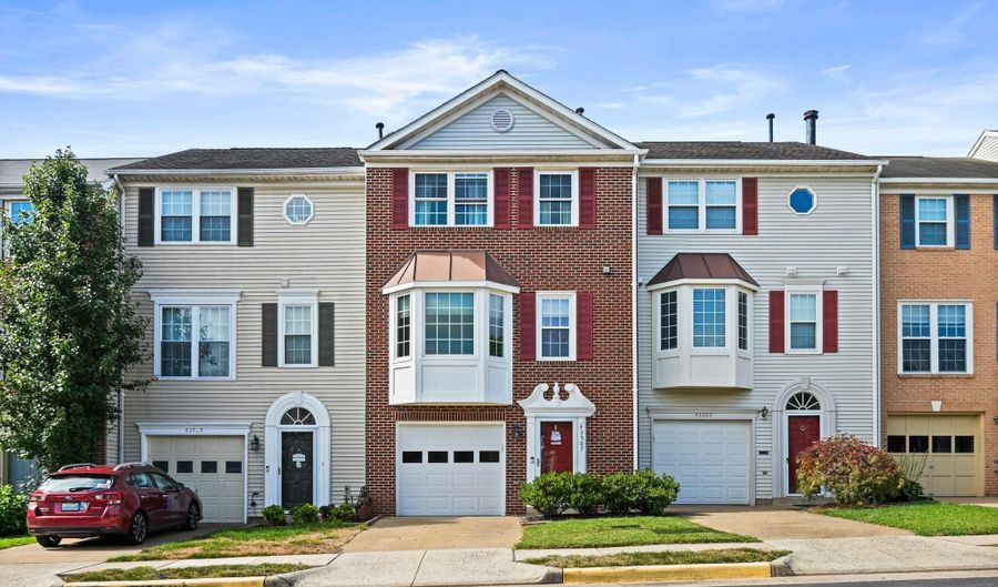 43507 BLACKSMITH Sq, Ashburn, VA 20147 - 3 Beds, 4 Bath