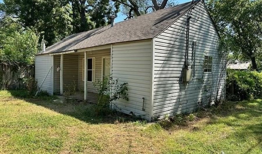 221 E Broadway Ave, Augusta, KS 67010 - 1 Beds, 1 Bath