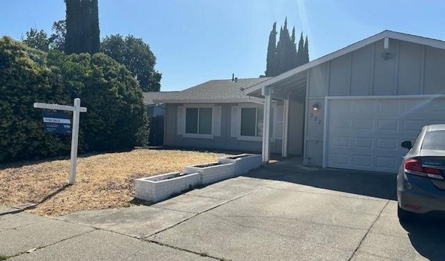 292 Yellowstone Dr, Vacaville, CA 95687 - 4 Beds, 2 Bath