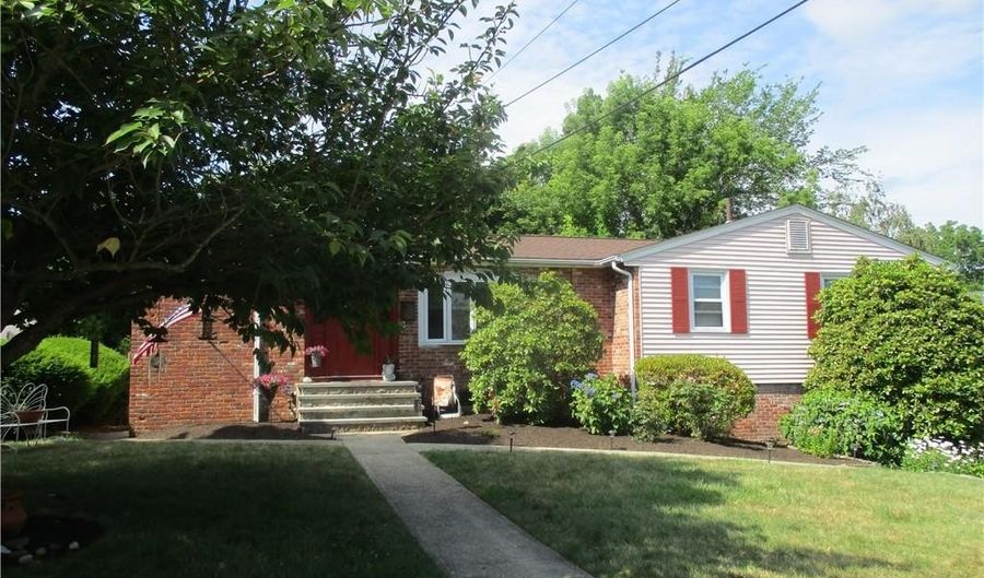 15 Freedom Dr, Cranston, RI 02920 - 2 Beds, 3 Bath