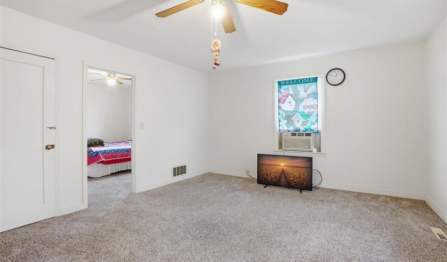 720 W Monroe St, Ainsworth, IA 52201 - 2 Beds, 1 Bath