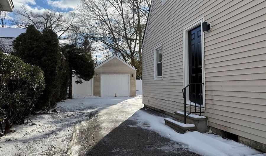 40 Hickory Ave House, Bergenfield, NJ 07621 - 3 Beds, 3 Bath