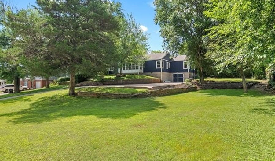 215 E 18th St, Bartlesville, OK 74003 - 3 Beds, 2 Bath
