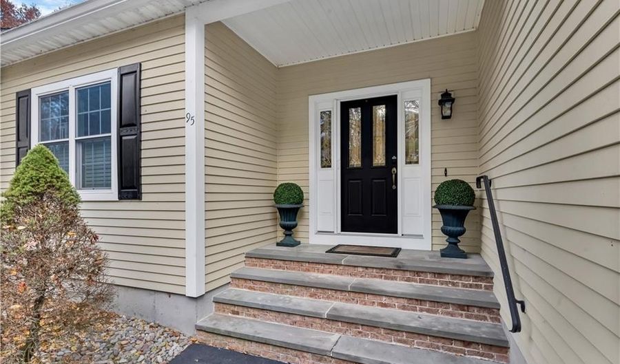 95 Crickett Cir, East Greenwich, RI 02818 - 2 Beds, 2 Bath