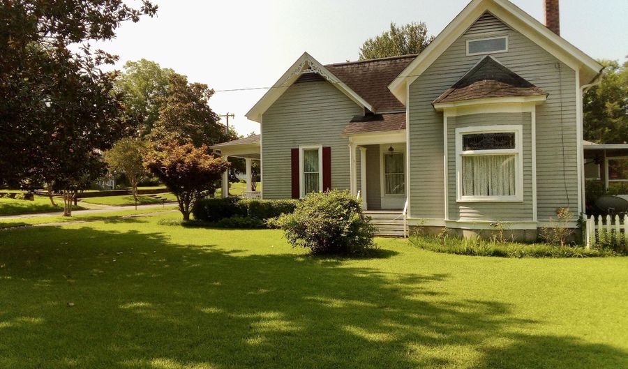 303 S Hickory St, Aberdeen, MS 39730 - 3 Beds, 3 Bath