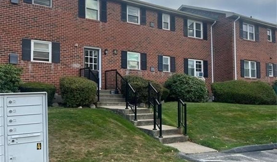 70 Carroll Ave 403, Newport, RI 02840 - 2 Beds, 1 Bath