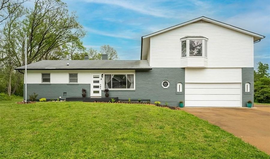 270 E Skyline Dr, Ballwin, MO 63011 - 5 Beds, 4 Bath