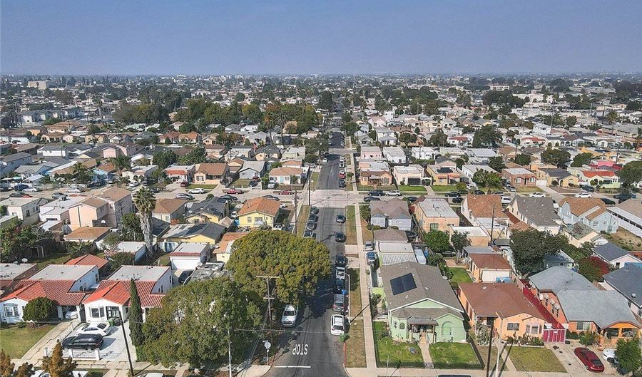 552 W 108th St, Los Angeles, CA 90044 - 3 Beds, 2 Bath