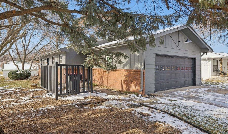 1320 Darwin St, Beatrice, NE 68310 - 3 Beds, 2 Bath