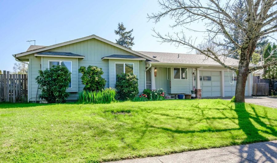 441 N 13th St, Independence, OR 97351 - 3 Beds, 2 Bath