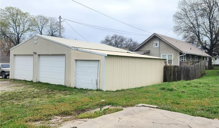 905 Parallel St, Atchison, KS 66002 - 3 Beds, 1 Bath