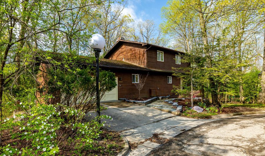 3949 Waldenwood Dr, Ann Arbor, MI 48105 - 4 Beds, 4 Bath