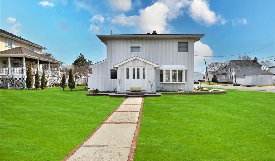 9 Cabot Rd W, Massapequa, NY 11758 - 3 Beds, 3 Bath