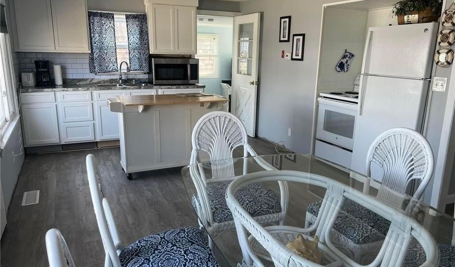 4 Angell Rd, Narragansett, RI 02882 - 3 Beds, 1 Bath