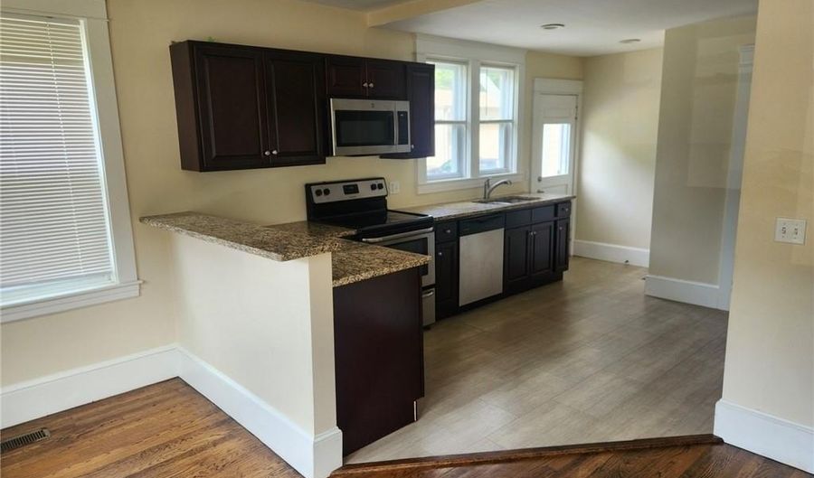 219 Metacom Ave 1A, Bristol, RI 02809 - 4 Beds, 2 Bath