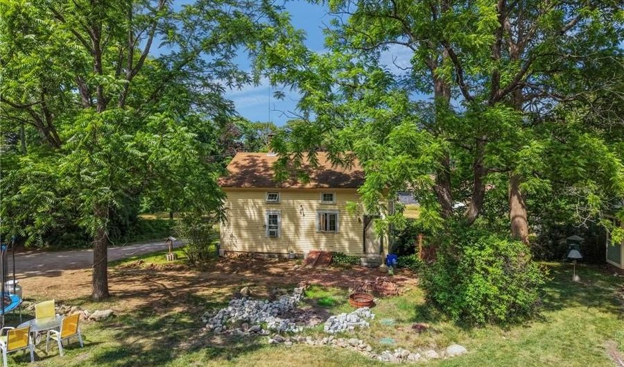 366 Abbott Valley Run Rd, Cumberland, RI 02864 - 3 Beds, 1 Bath