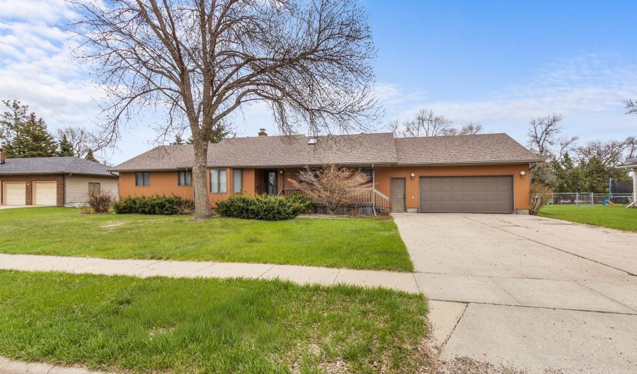 1402 N Arch St, Aberdeen, SD 57401 - 3 Beds, 4 Bath