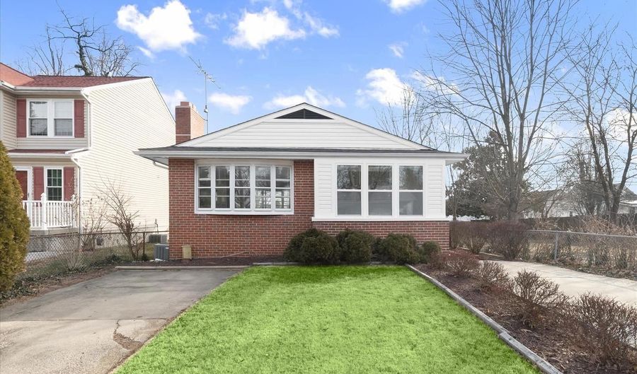 517 WINTERS Ln, Baltimore, MD 21228 - 5 Beds, 2 Bath