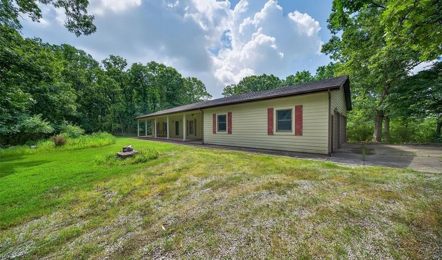 1074 Boone Woods Trl, Augusta, MO 63332 - 4 Beds, 4 Bath