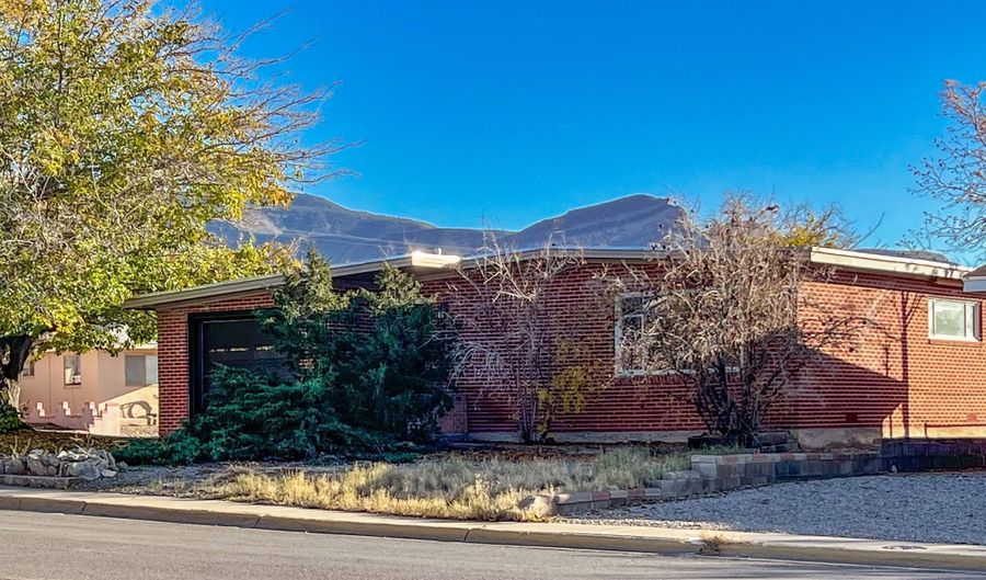 2302 Tenth St, Alamogordo, NM 88310 - 3 Beds, 3 Bath