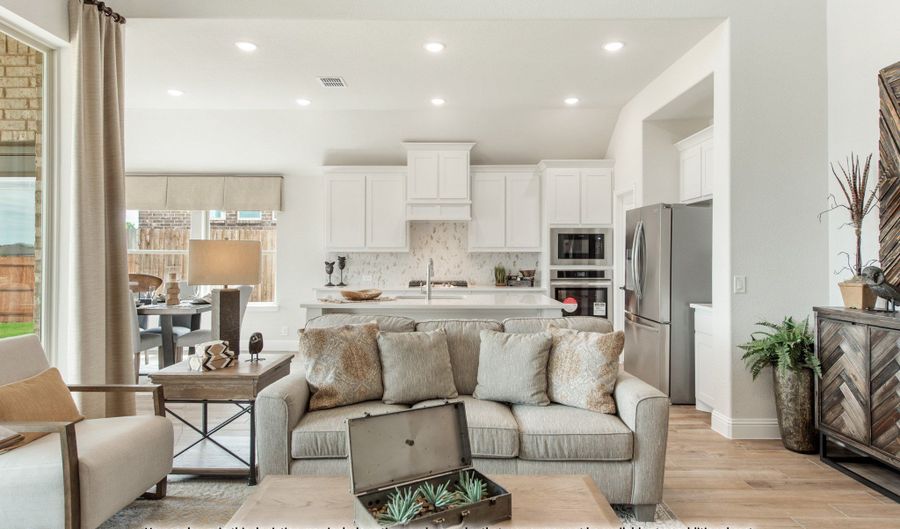1040 Snowy Owl Dr, Alvarado, TX 76009 - 5 Beds, 4 Bath