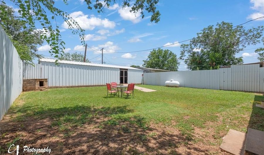 231 Avenue L, Anson, TX 79501 - 2 Beds, 1 Bath
