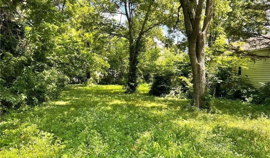 120 W 3rd St, Adrian, MO 64720 - 2 Beds, 1 Bath
