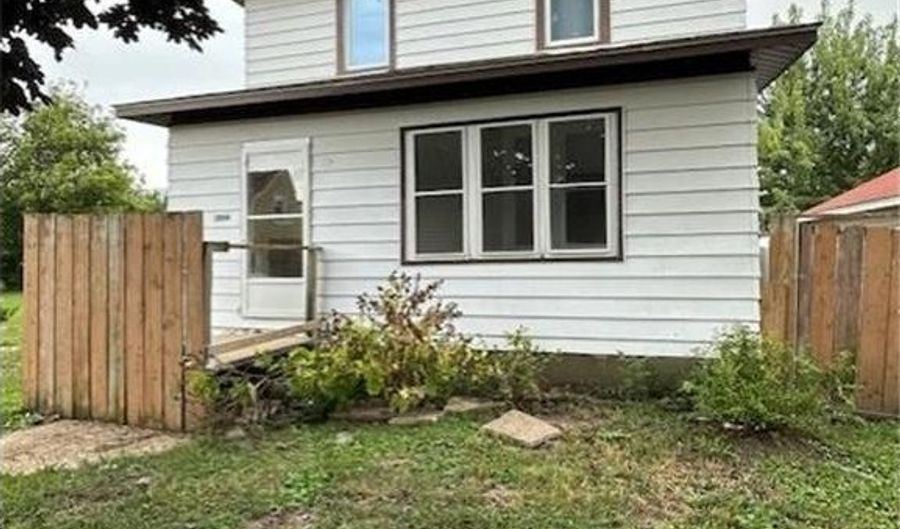 2014 E Oakland Ave, Austin, MN 55912 - 5 Beds, 2 Bath