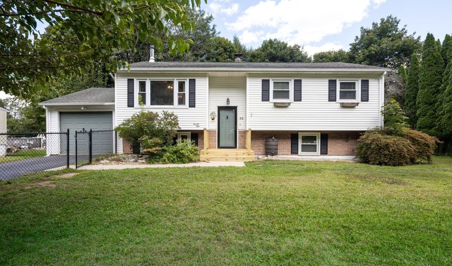 24 Hillside Cir, Brookfield, CT 06804 - 3 Beds, 1 Bath