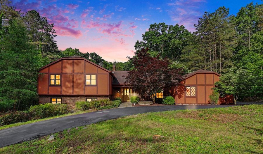 8735 Glen Nevis Rd NE, Ada, MI 49301 - 5 Beds, 3 Bath