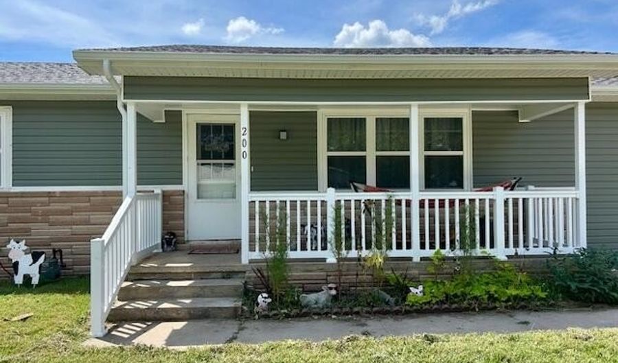 200 S Karner Ave, Altamont, KS 67330 - 3 Beds, 3 Bath
