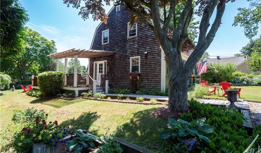 7 Boulevard E, Middletown, RI 02842 - 3 Beds, 2 Bath