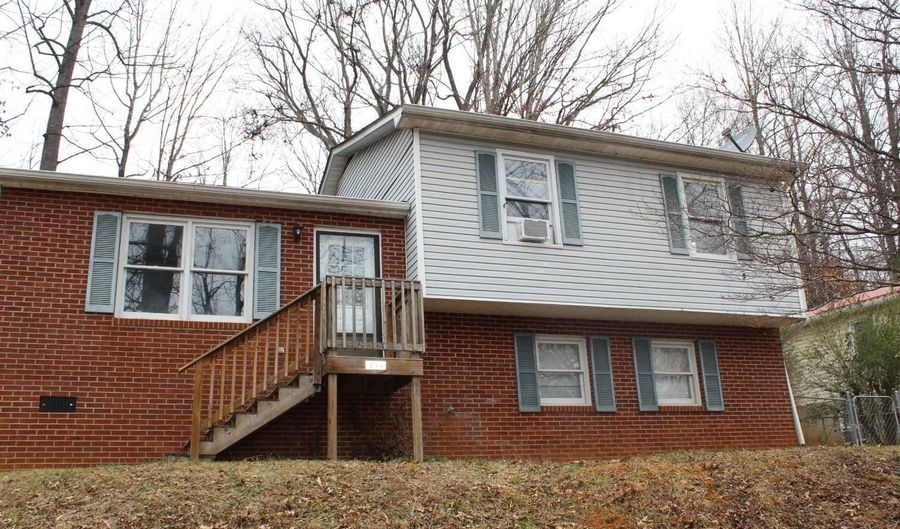 158 Walnut St, Amherst, VA 24521 - 3 Beds, 2 Bath