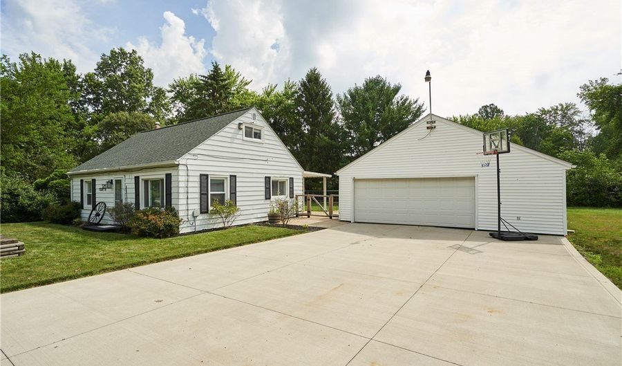 3261 Dewalt Dr, Akron, OH 44312 - 3 Beds, 1 Bath