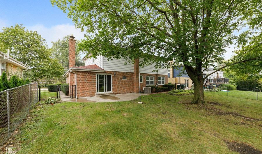 2115 E EUCLID Ave, Arlington Heights, IL 60004 - 4 Beds, 3 Bath