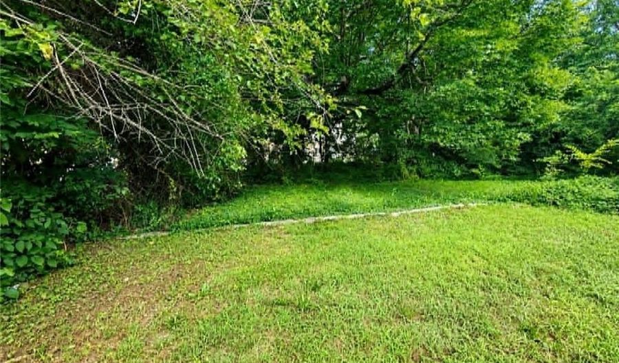 335 E 10th St, Baxter Springs, KS 66713 - 4 Beds, 2 Bath