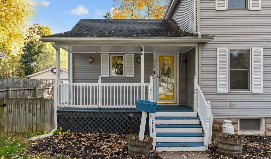 1600 N SUPERIOR St, Appleton, WI 54911 - 3 Beds, 2 Bath