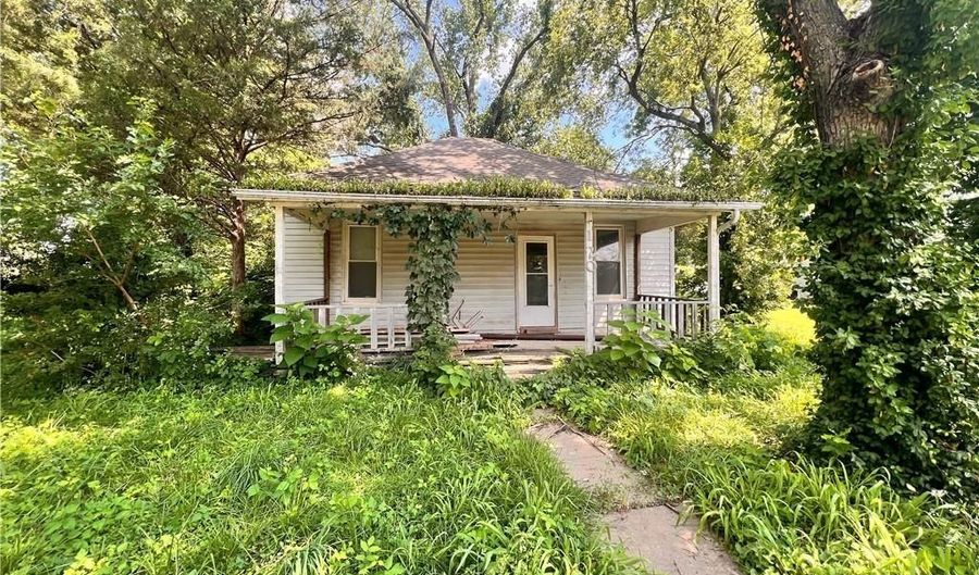 120 W 3rd St, Adrian, MO 64720 - 2 Beds, 1 Bath