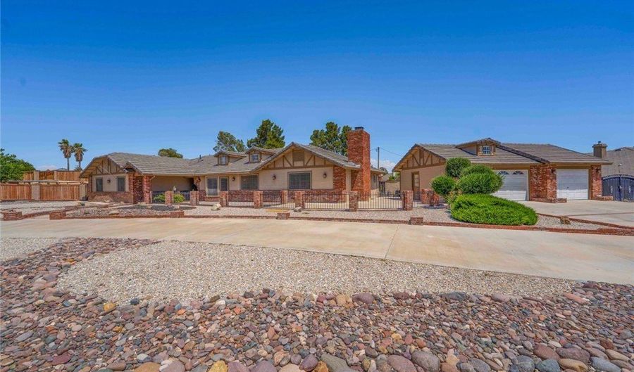 19989 Cronese Ln, Apple Valley, CA 92308 - 3 Beds, 3 Bath