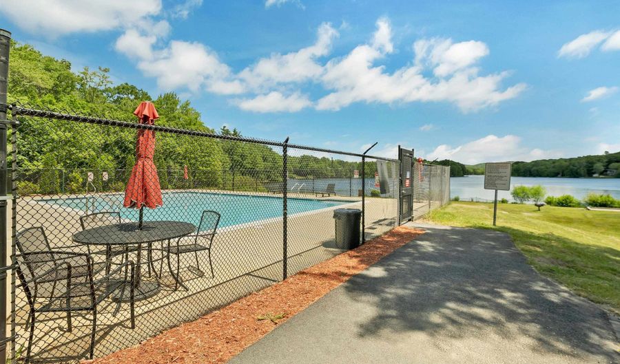 8 New London Dr, Barnstead, NH 03225 - 2 Beds, 2 Bath