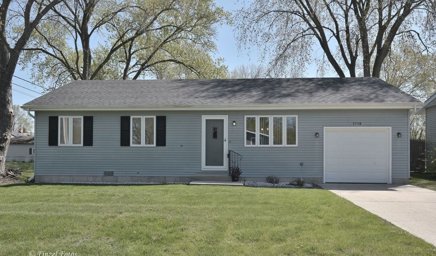 1718 Lakewood Ave, McHenry, IL 60050 - 3 Beds, 2 Bath