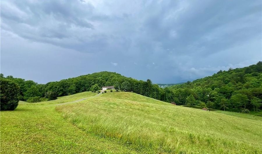 762 George Eggers Rd, Banner Elk, NC 28604 - 3 Beds, 2 Bath