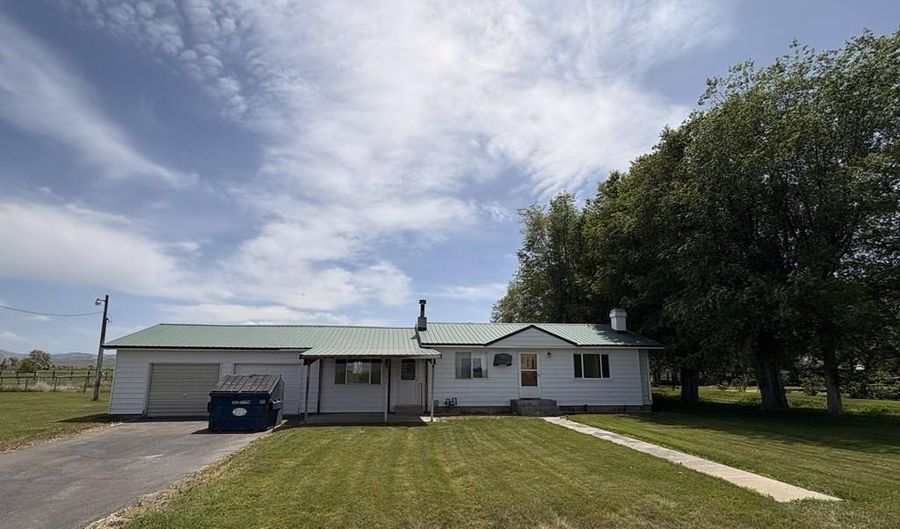 9 E Rich Ln, Blackfoot, ID 83221 - 3 Beds, 2 Bath