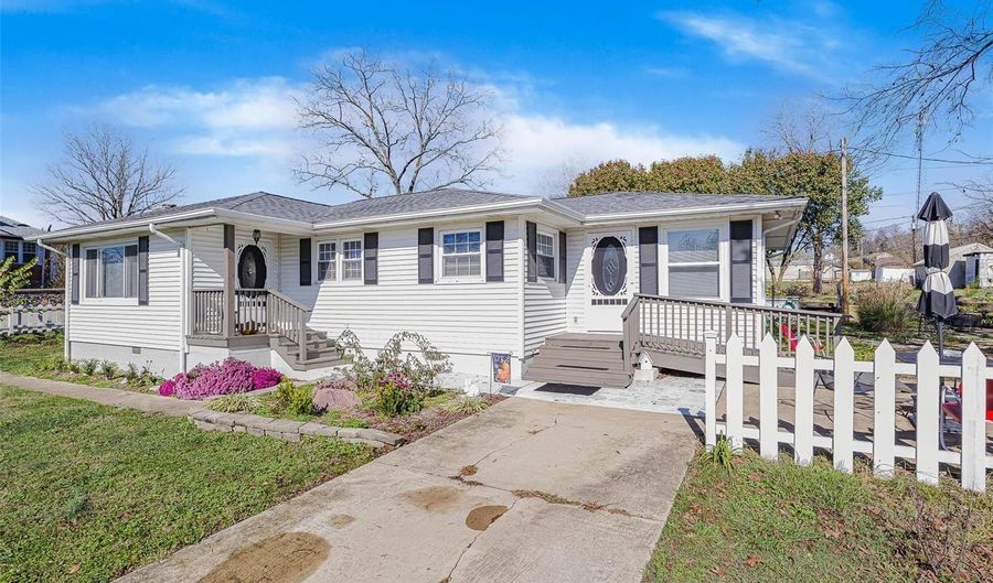 201 W 2nd St, Annapolis, MO 63620 - 3 Beds, 2 Bath