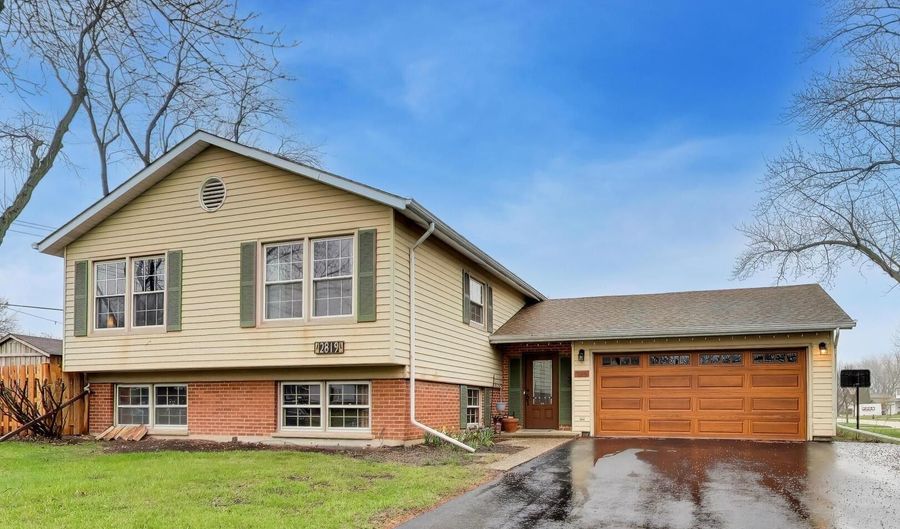 2819 N Kennicott Ave, Arlington Heights, IL 60004 - 4 Beds, 2 Bath