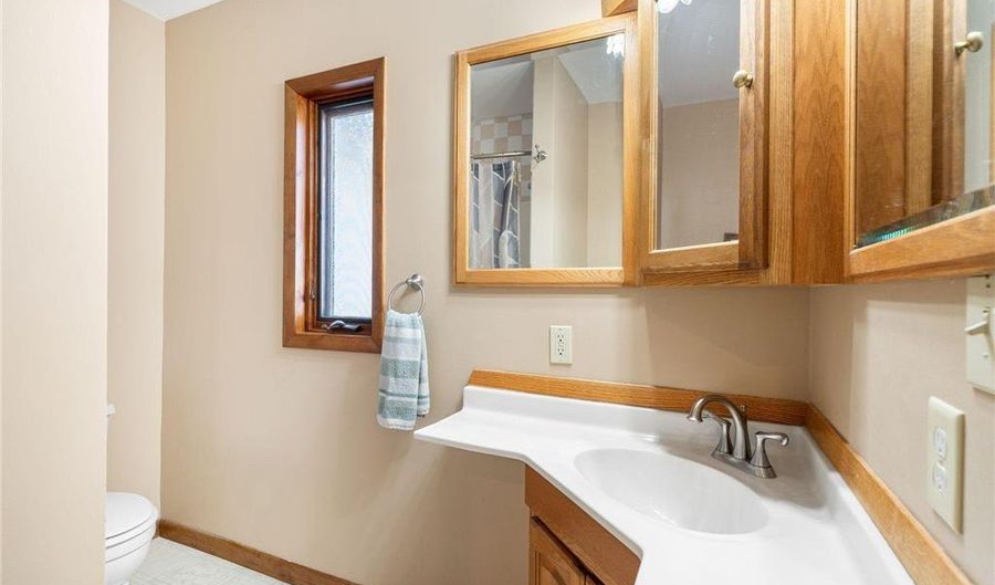 807 11th Ave NW, Austin, MN 55912 - 3 Beds, 2 Bath