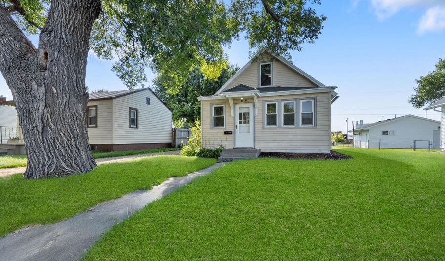 614 S 11th St, Aberdeen, SD 57401 - 2 Beds, 1 Bath