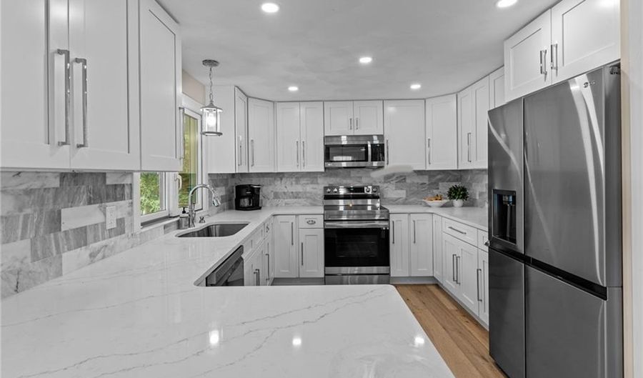 8 Woodsia Rd, Narragansett, RI 02874 - 4 Beds, 4 Bath