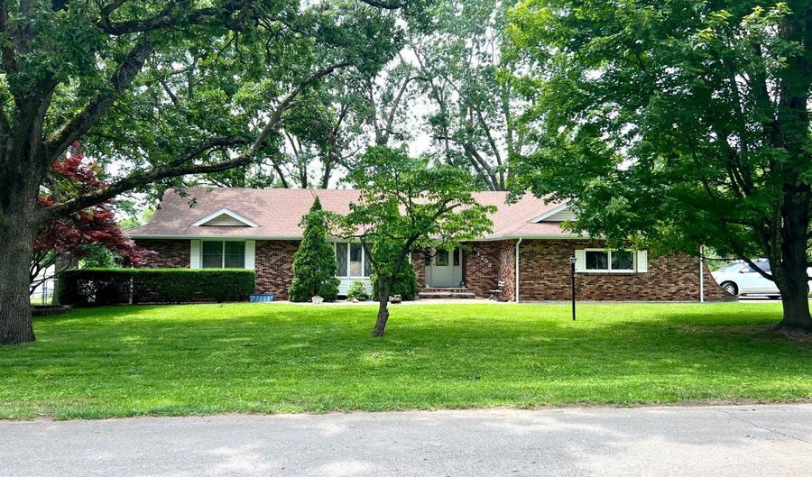 1203 Oak Ave, Aurora, MO 65605 - 4 Beds, 4 Bath